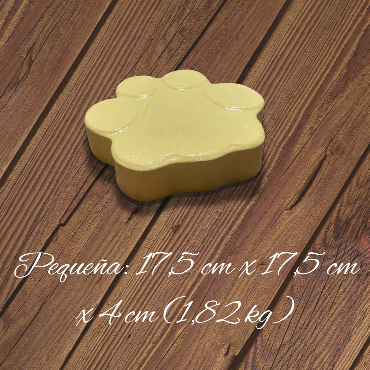 Huella de hormigón amarillo en vista 3D con pequena : 17.5 cm x 17.5 cm x 4 cm (1.82 kg), perfecta como paso decorativo para exteriores.