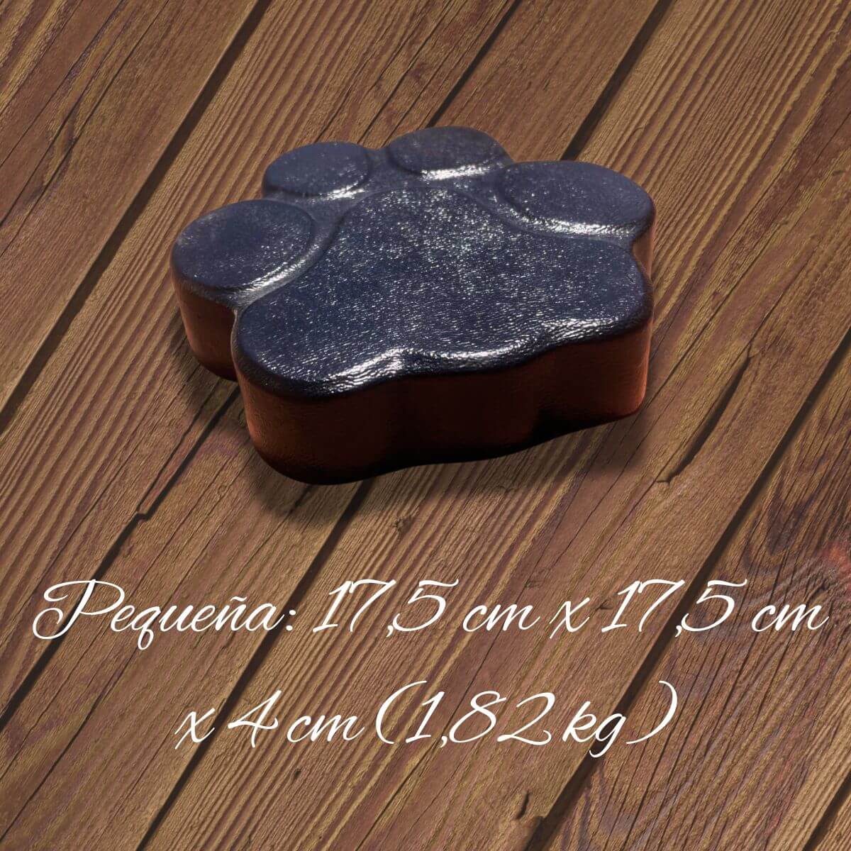 Huella de hormigón negro en vista 3D con pequena : 17.5 cm x 17.5 cm x 4 cm (10.8 kg), perfecta como paso decorativo para exteriores.