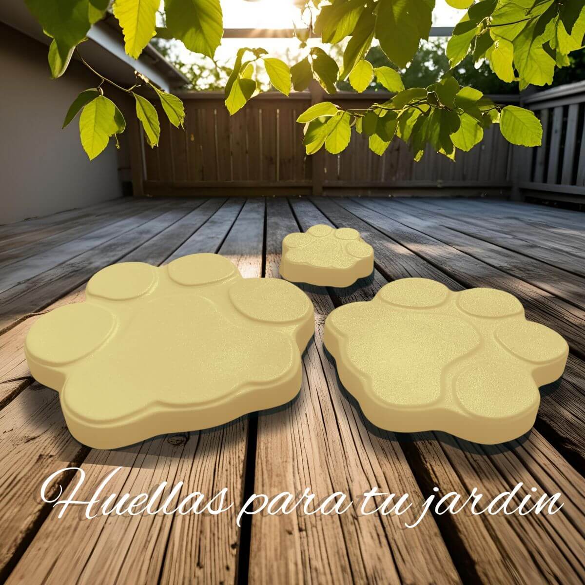 Tres tamaños de huellas de hormigón amarillo (pequeña, mediana y grande) sobre una tarima de madera, con el texto "Huellas para tu jardín".