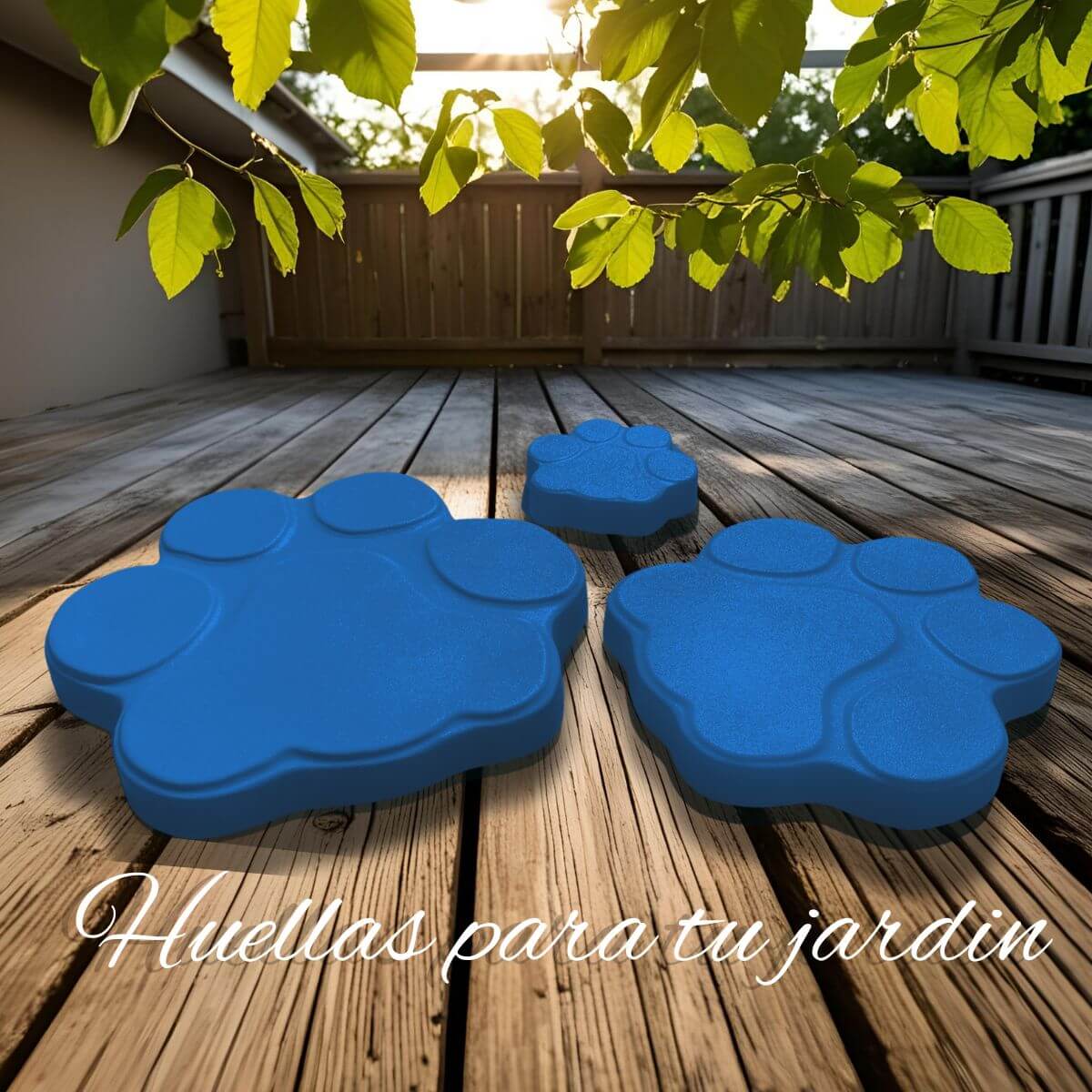 Tres tamaños de huellas de hormigón azules (pequeña, mediana y grande) sobre una tarima de madera, con el texto "Huellas para tu jardín".