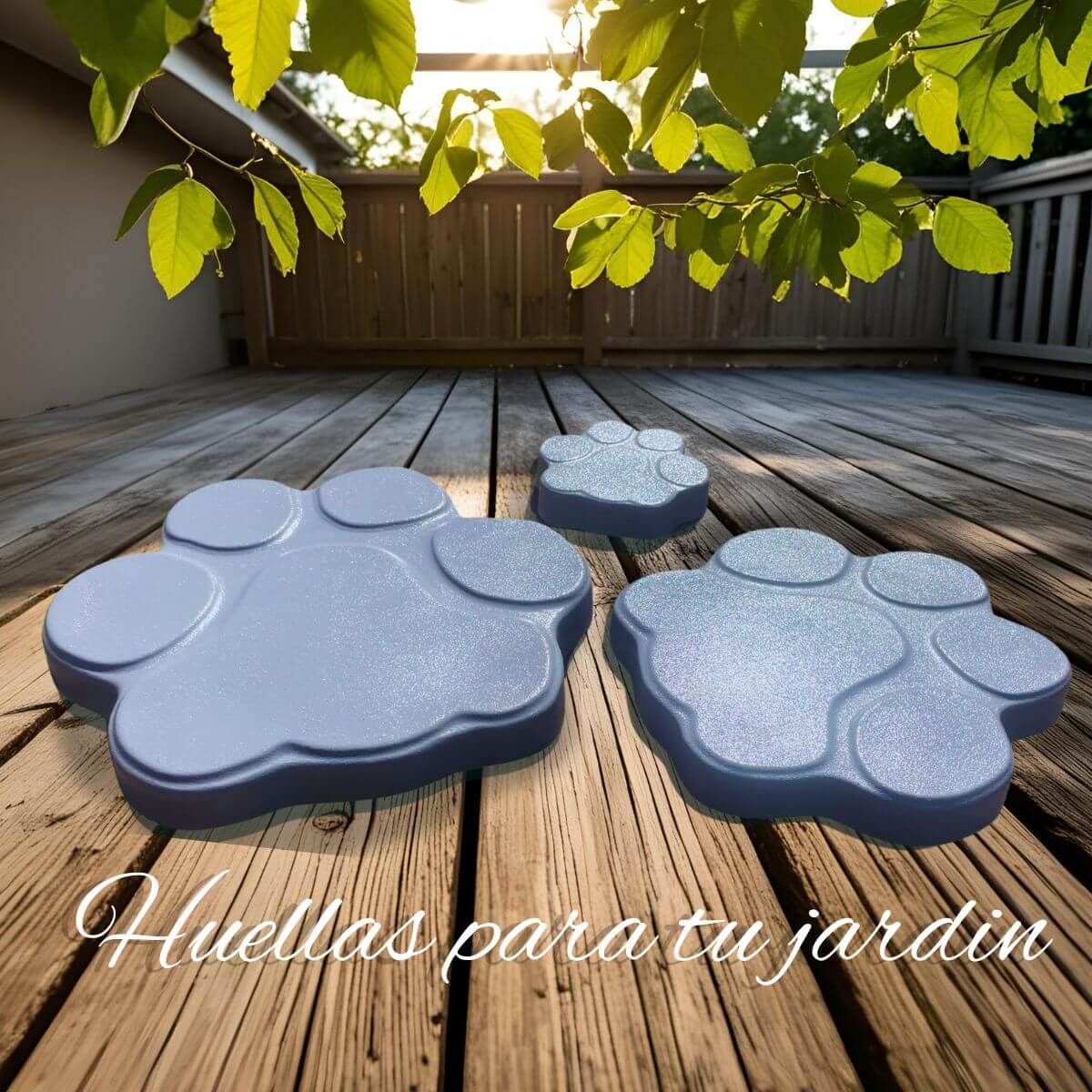 Tres tamaños de huellas de hormigón gris (pequeña, mediana y grande) sobre una tarima de madera, con el texto "Huellas para tu jardín".