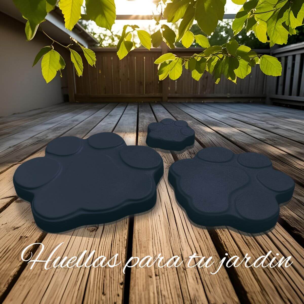Tres tamaños de huellas de hormigón negro (pequeña, mediana y grande) sobre una tarima de madera, con el texto "Huellas para tu jardín".

