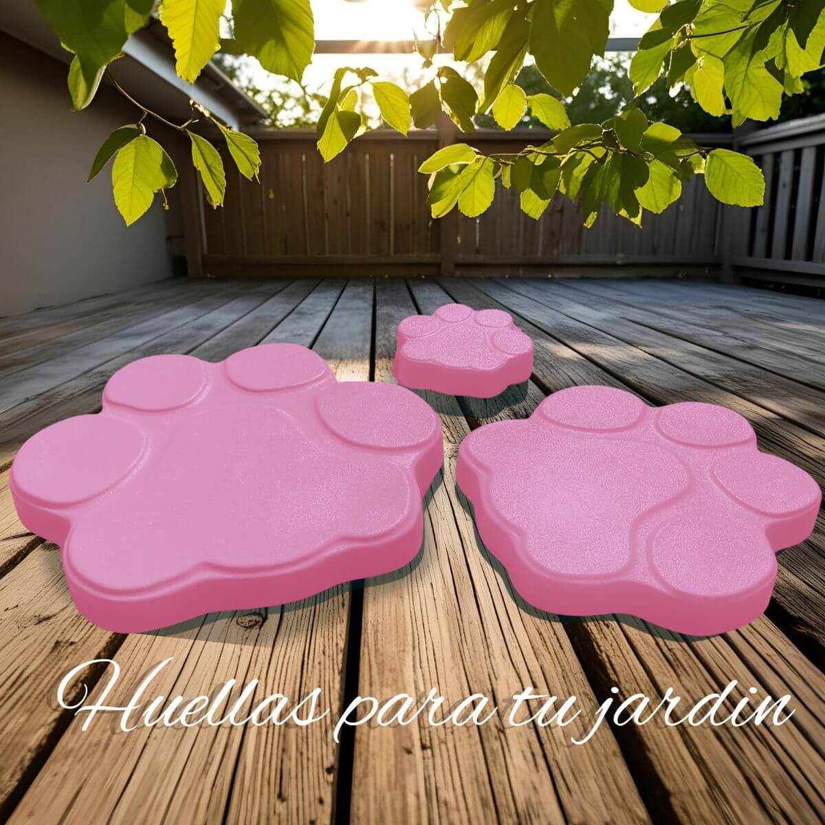 Tres tamaños de huellas de hormigón rosa (pequeña, mediana y grande) sobre una tarima de madera, con el texto "Huellas para tu jardín".