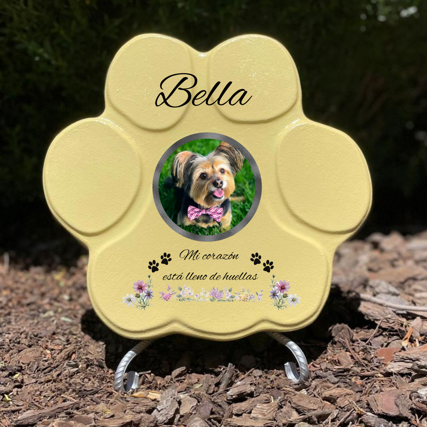 Huella amarilla mediana con soporte, diseño con nombre, flores y frase en inglés
