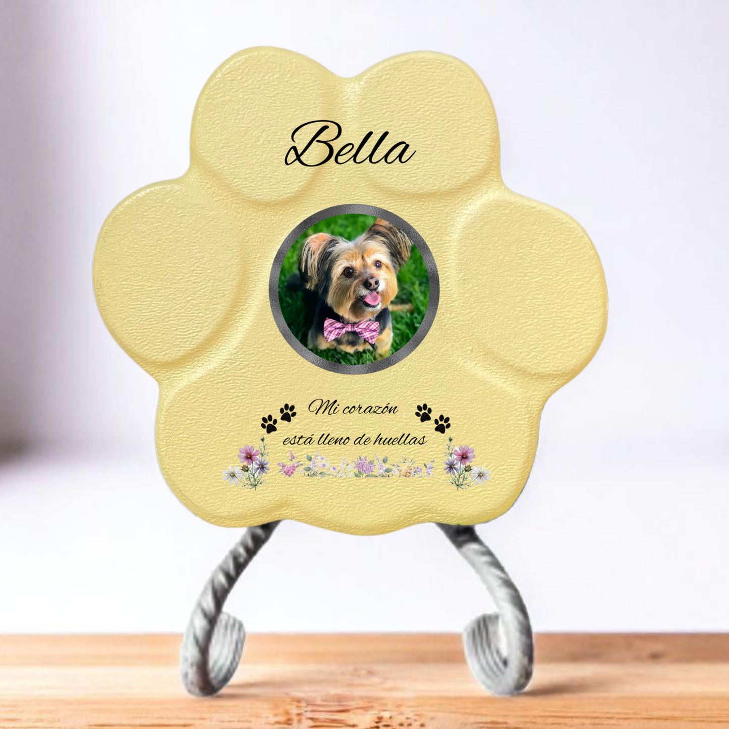 Lápida amarilla con soporte, personalizada con nombre, flores y mensaje grabado