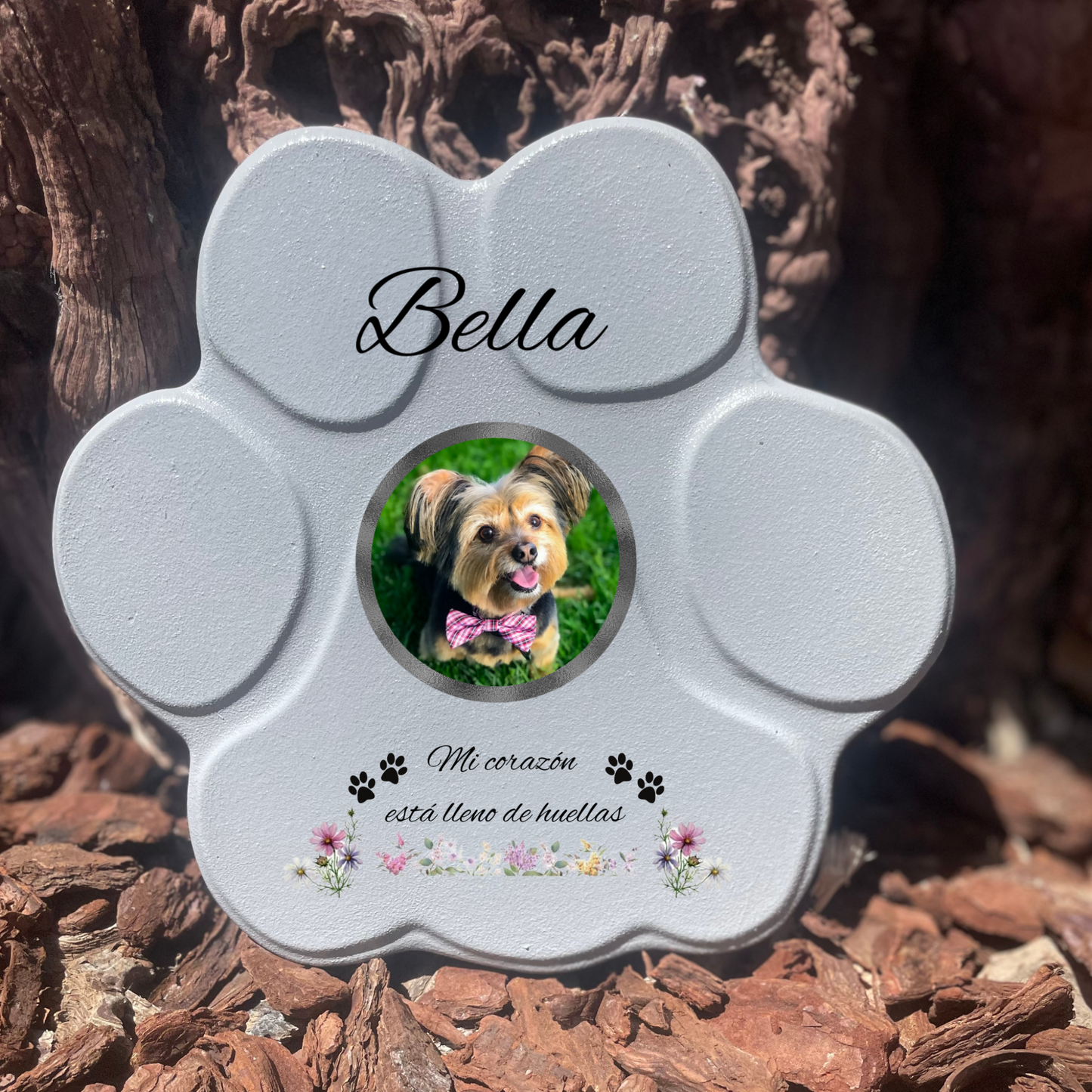 Piedra gris mediana sin soporte, con frase en inglés, foto y detalles florales