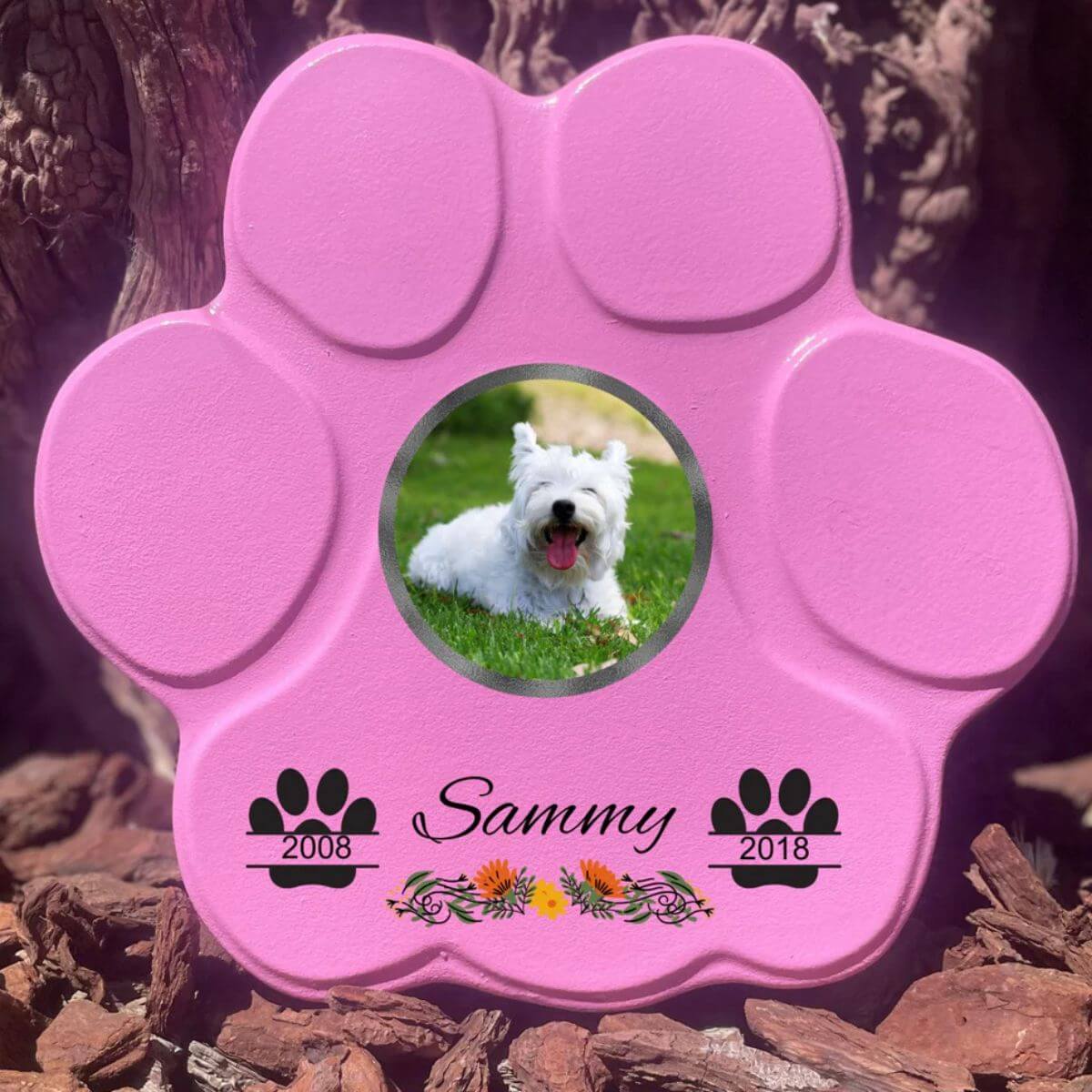 Lápida con forma de huella para mascotas, hecha de piedra rosa, tamaño grande  sin soporte. Personalizada con foto, nombre y fechas importantes del perro o gato. Ejemplo de homenaje conmemorativo 