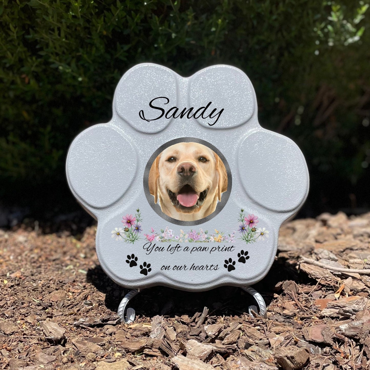 Lápida gris mediana con soporte, nombre y mensaje emotivo grabado – tributo para perro o gato