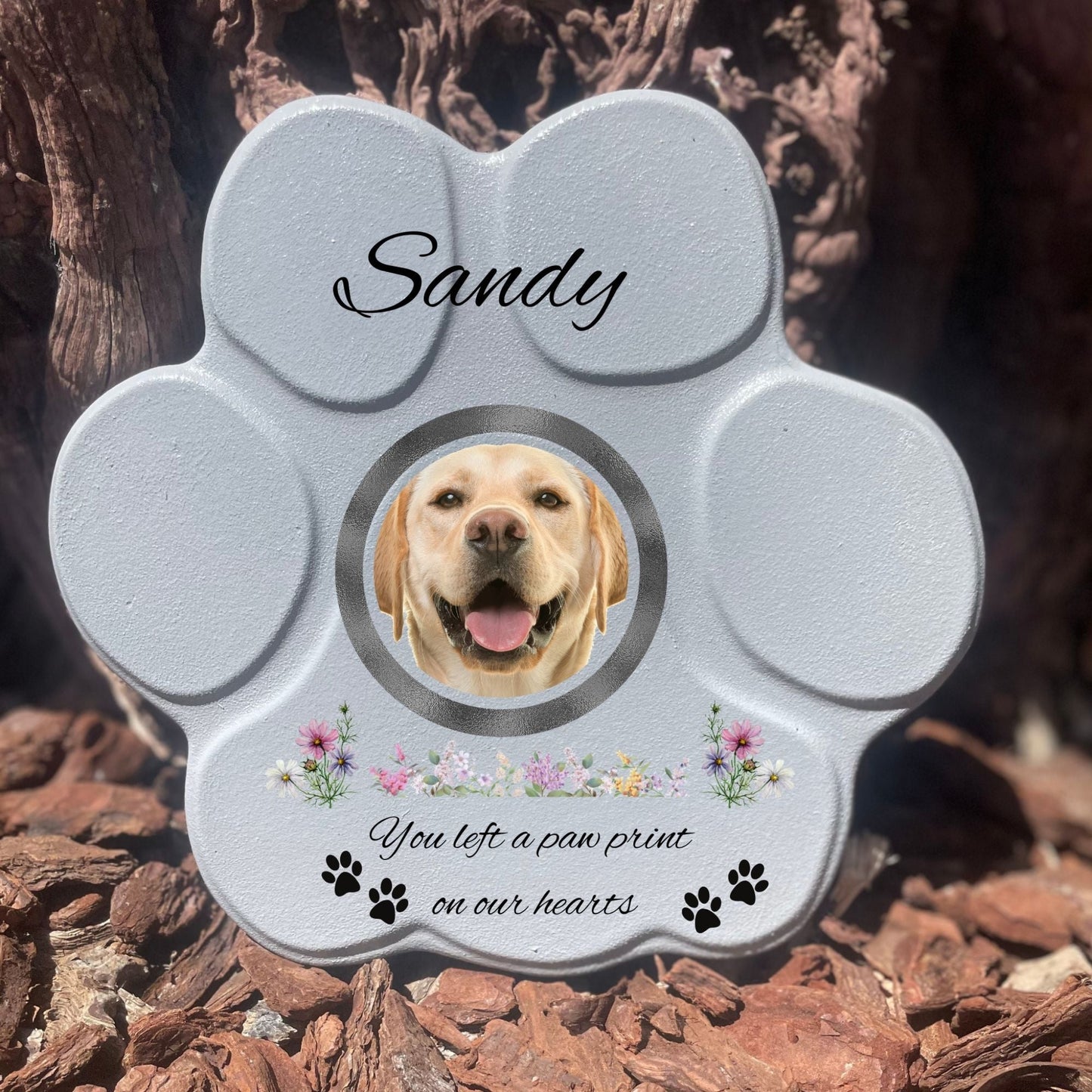 Huella de piedra gris mediana sin soporte, con foto y frase en homenaje a mascota fallecida