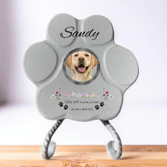 Huella conmemorativa gris pequeña con soporte, foto y mensaje emotivo para mascotas