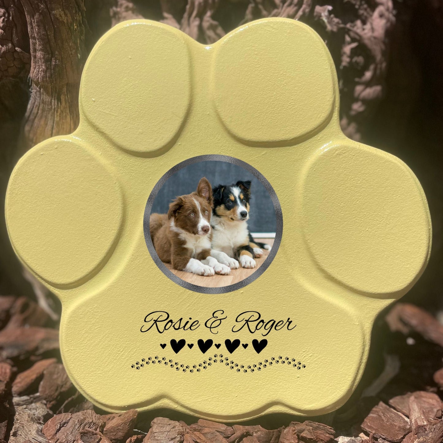 Lápida grande amarilla sin soporte con foto de varias mascotas y decoración de patitas