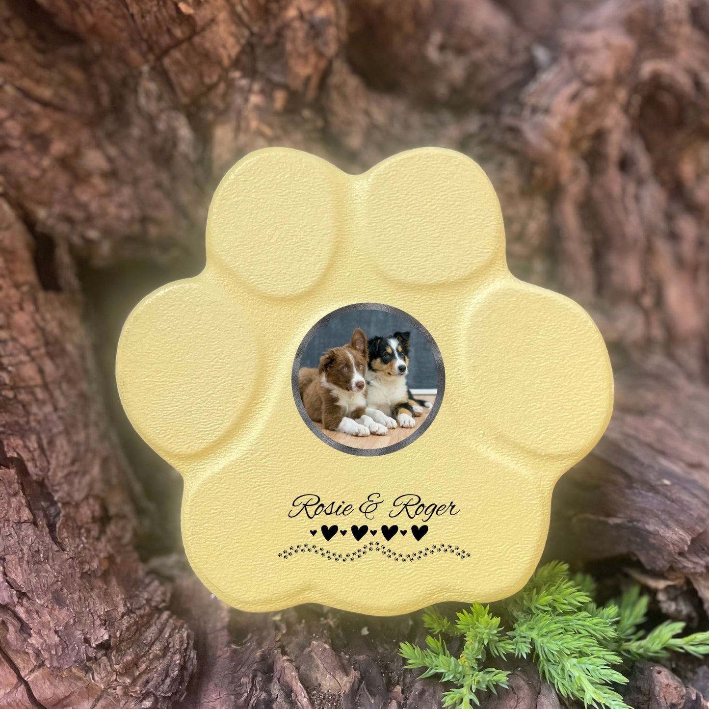 Lápida amarilla pequeña sin soporte con foto, nombres y corazones – recuerdo personalizado