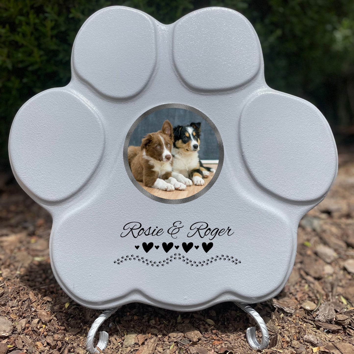 Piedra grande gris con soporte, grabada con nombres, corazones y foto de mascotas