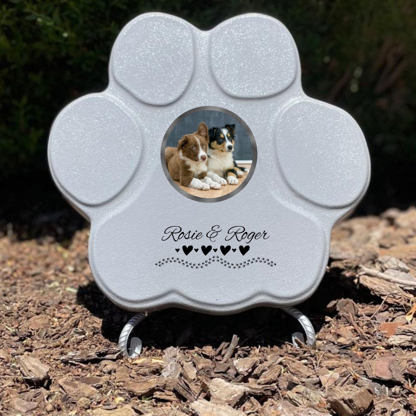 Huella gris mediana con soporte, varios nombres, corazones y patitas – tributo hecho a mano