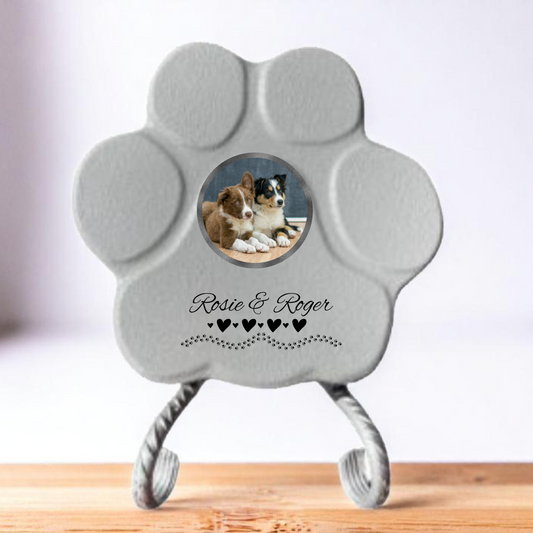 Huella gris pequeña con soporte, personalizada con foto, varios nombres y diseño de patitas