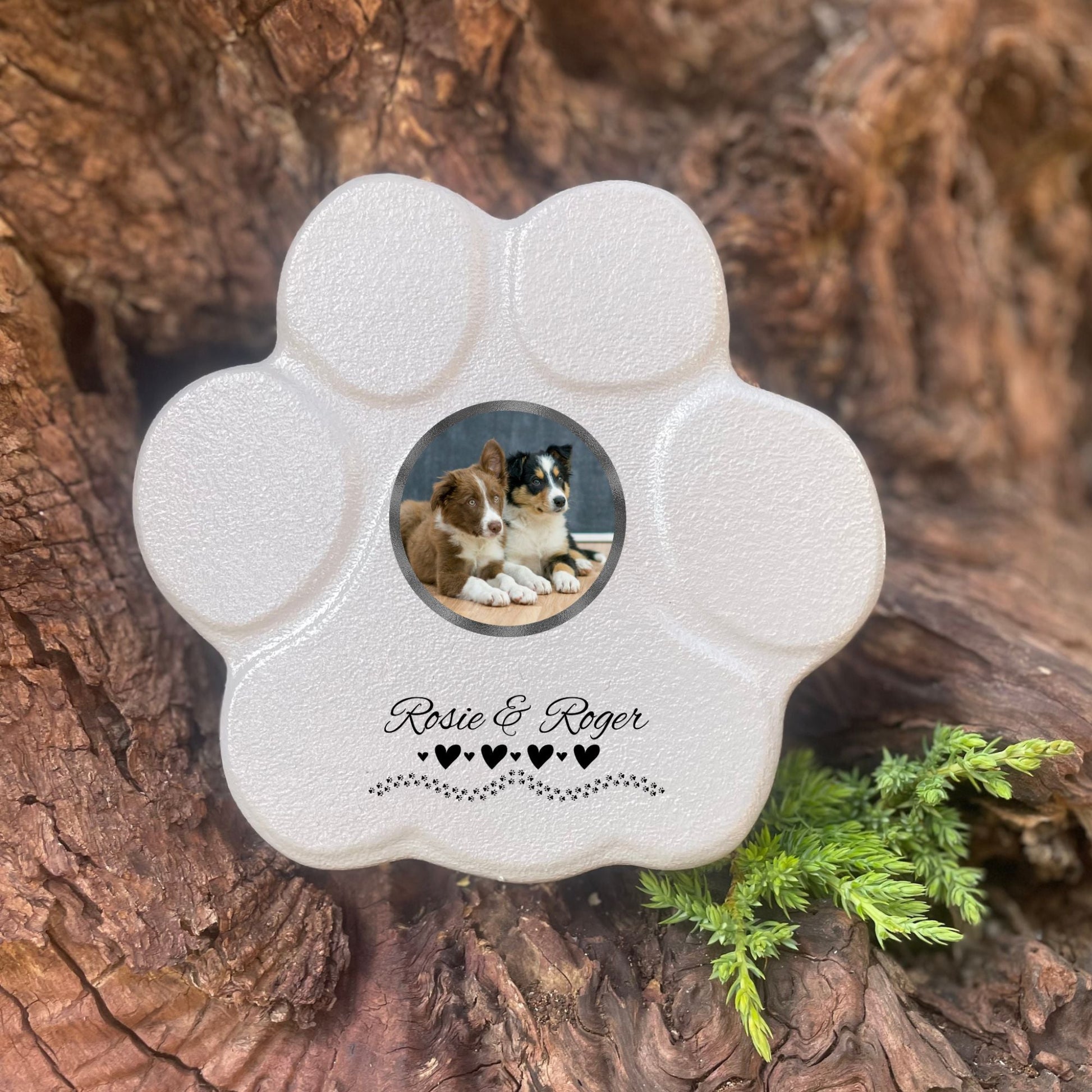 Lápida gris pequeña sin soporte, con foto y nombres de mascotas, corazones y huellas 