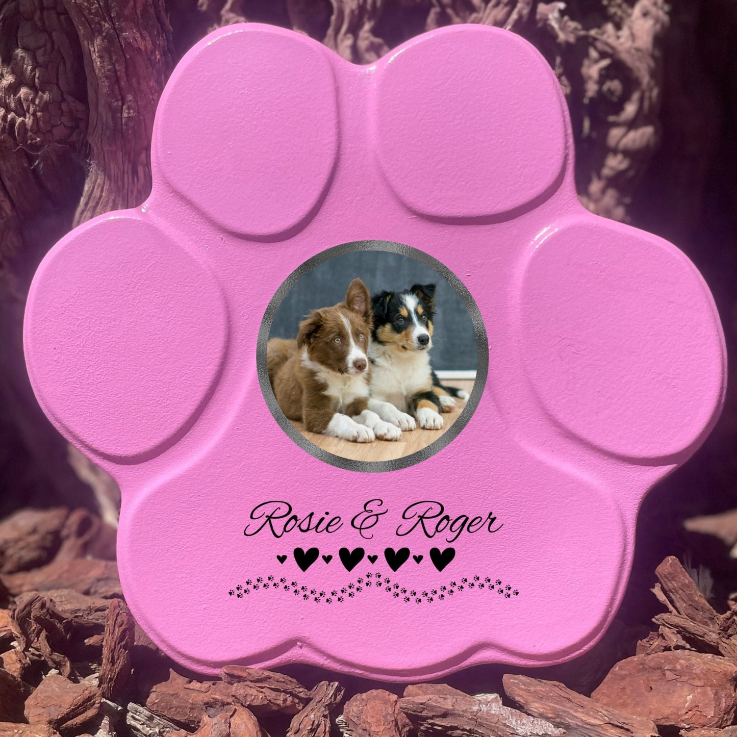 Piedra rosa grande sin soporte con foto, corazones y nombres memoria eterna