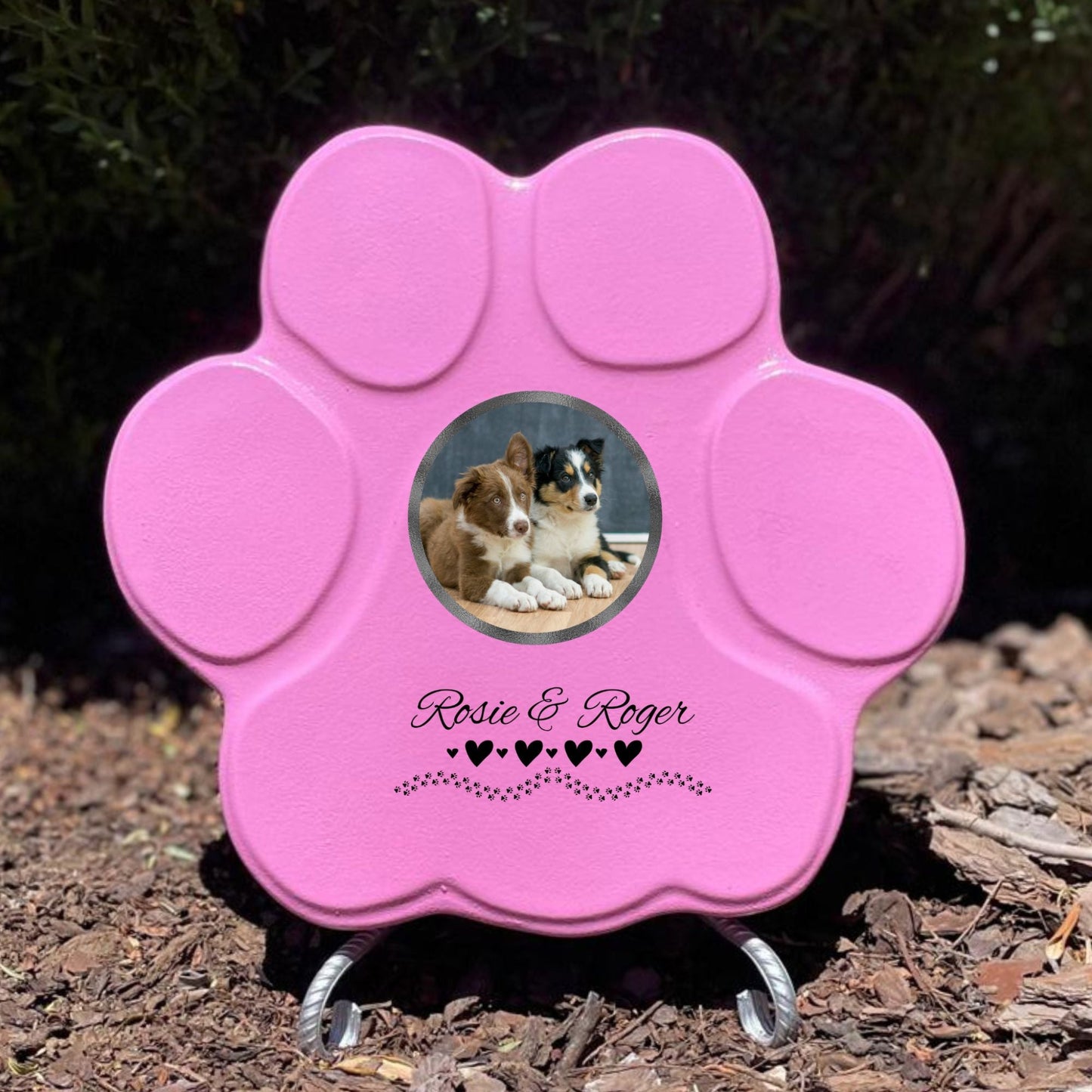 Lápida rosa mediana con soporte y corazones, con foto y nombres – tributo en piedra