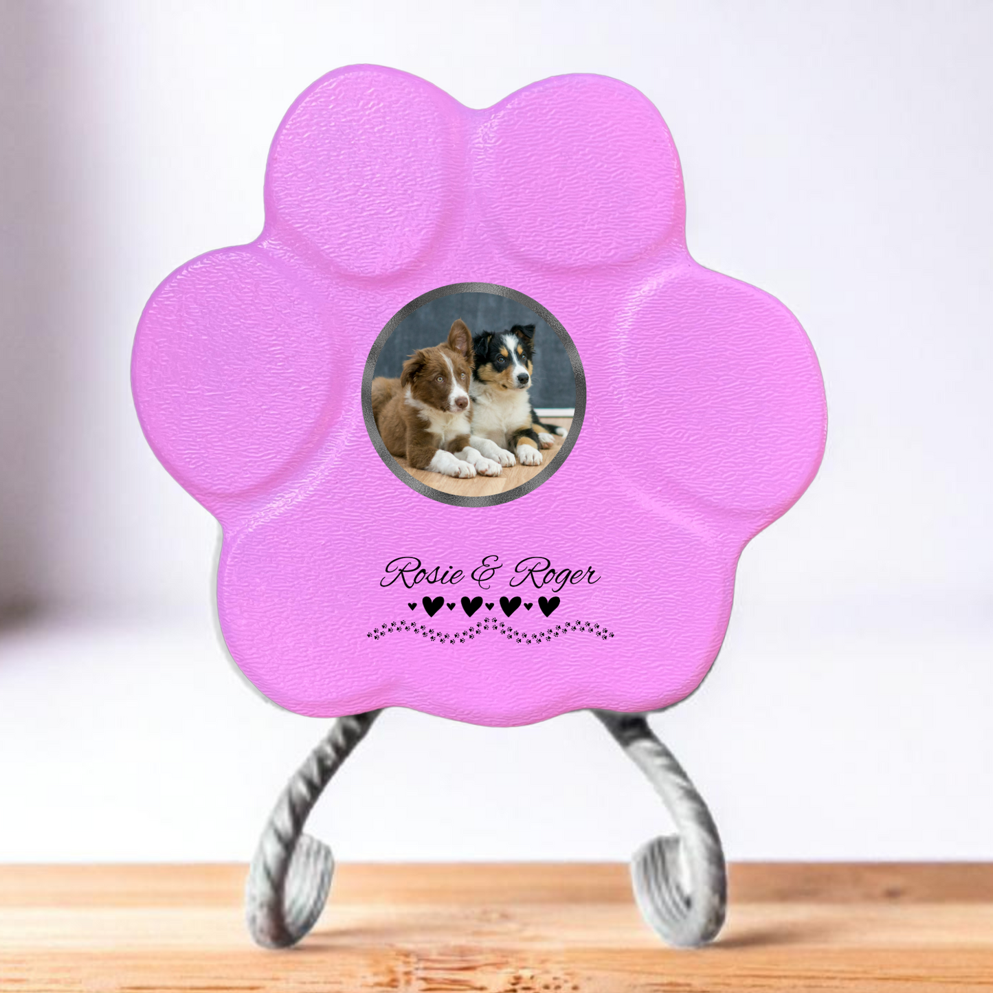 Lápida rosa con soporte, corazones, huellas y foto – tributo para varias mascotas