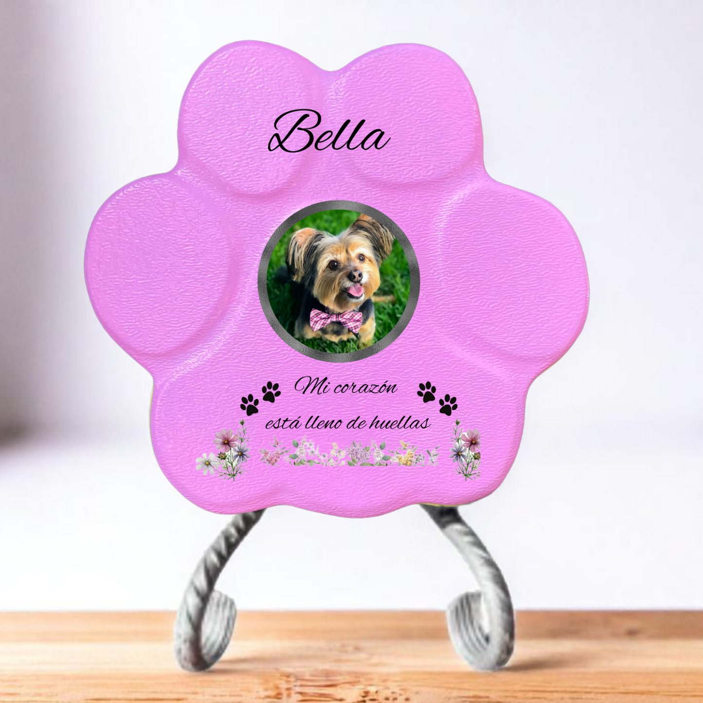 Lápida rosa pequeña con soporte, con foto, frase en inglés y decoración con huellas
