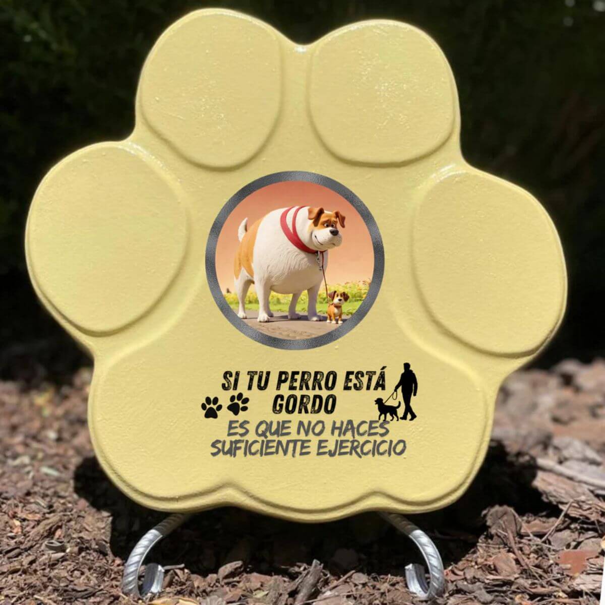 Placa divertida con frase “Si tu perro está gordo”, huella grande, color amarillo, con soporte

