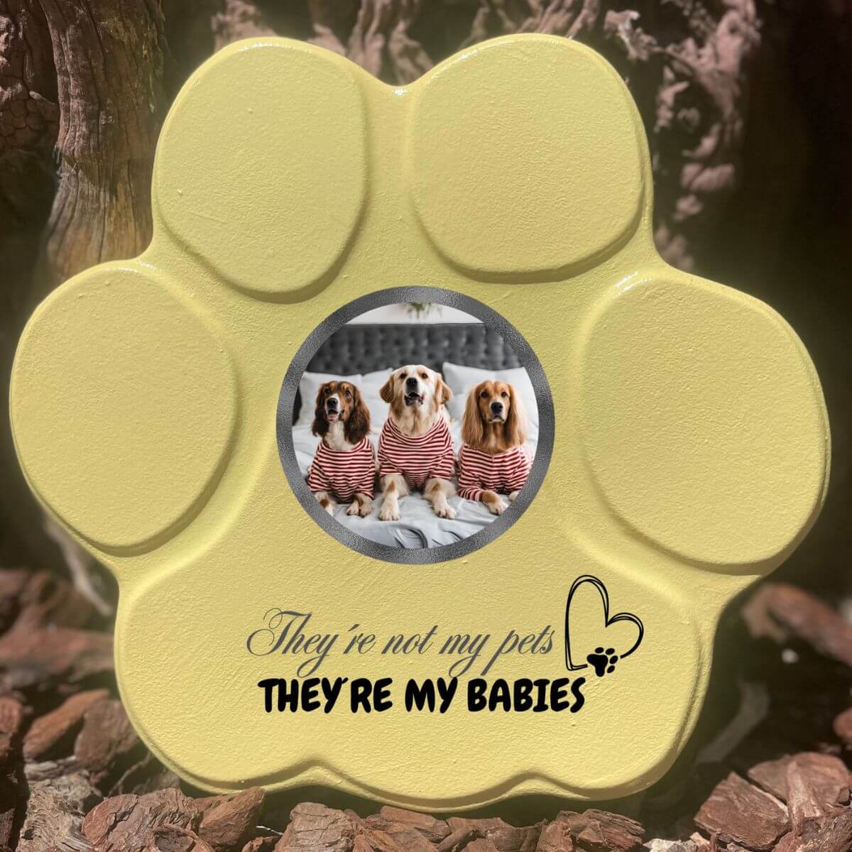 Placa personalizada para mascota grande amarilla con foto y frase “They’re not my pets, they’re my babies”, sin soporte