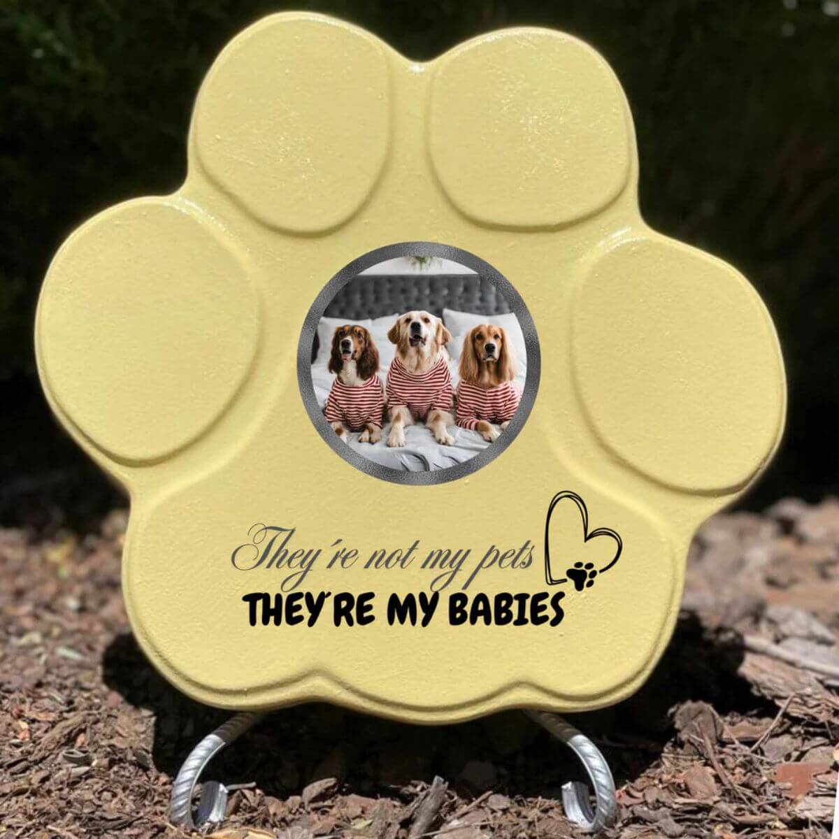Placa personalizada para mascota grande amarilla con foto y frase “They’re not my pets, they’re my babies”, con soporte