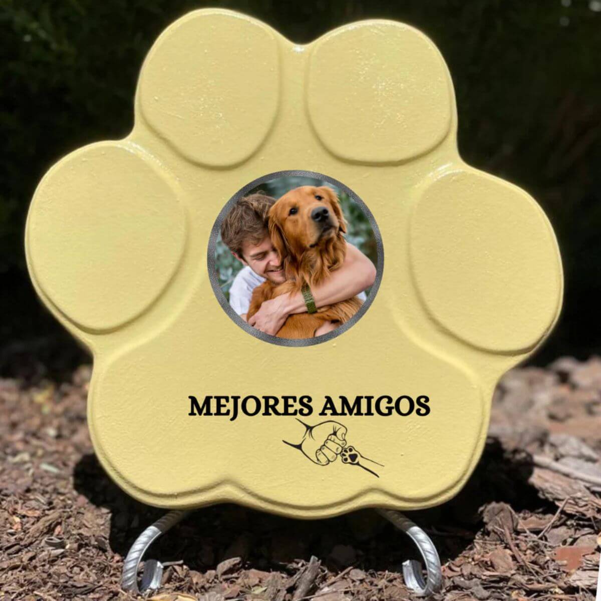 Huella de piedra personalizada grande amarillo con soporte, foto de un hombre con su perro y la frase "Mejores Amigos".