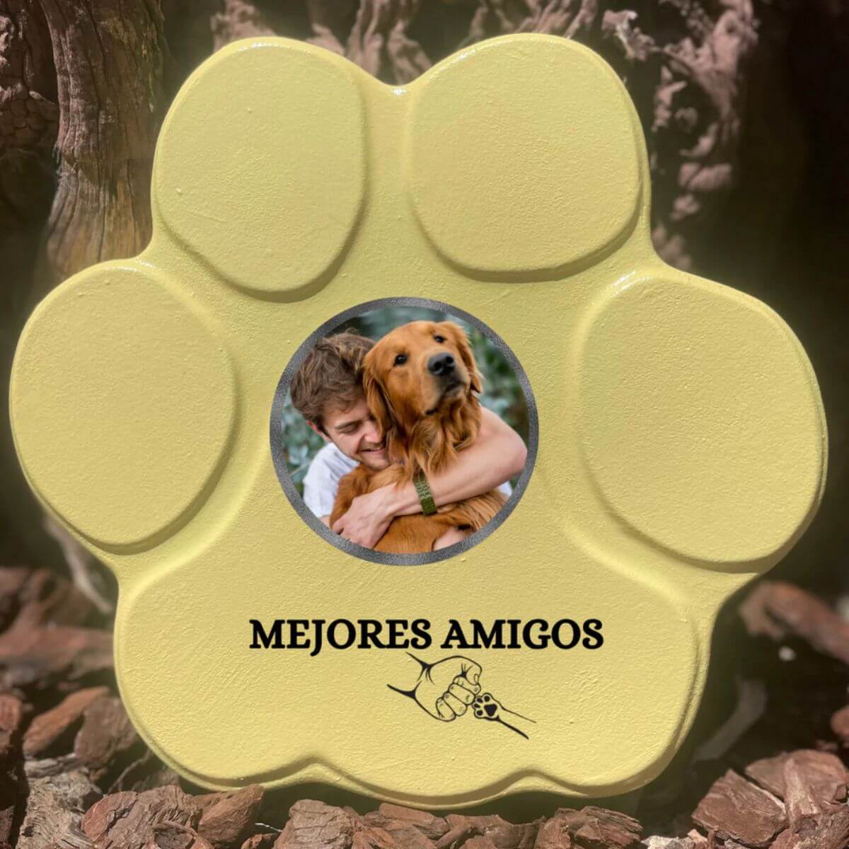 Huella de piedra personalizada grande amarillo sin soporte, foto de un hombre con su perro y la frase "Mejores Amigos".