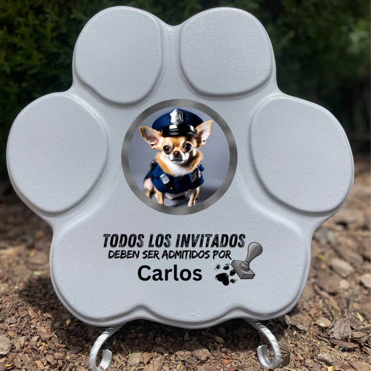 Placa divertida con frase “Todos los invitados deben ser admitidos por...”, tamaño grande, color gris, con soporte

