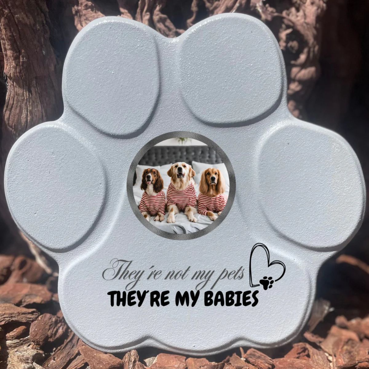 Placa personalizada para mascota grande gris con foto y frase “They’re not my pets, they’re my babies”, sin soporte