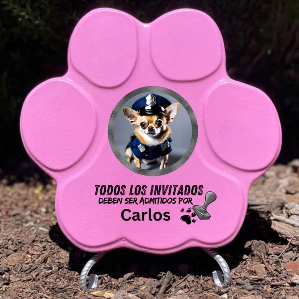 Placa divertida con frase “Todos los invitados deben ser admitidos por...”, tamaño grande, color rosa, con soporte