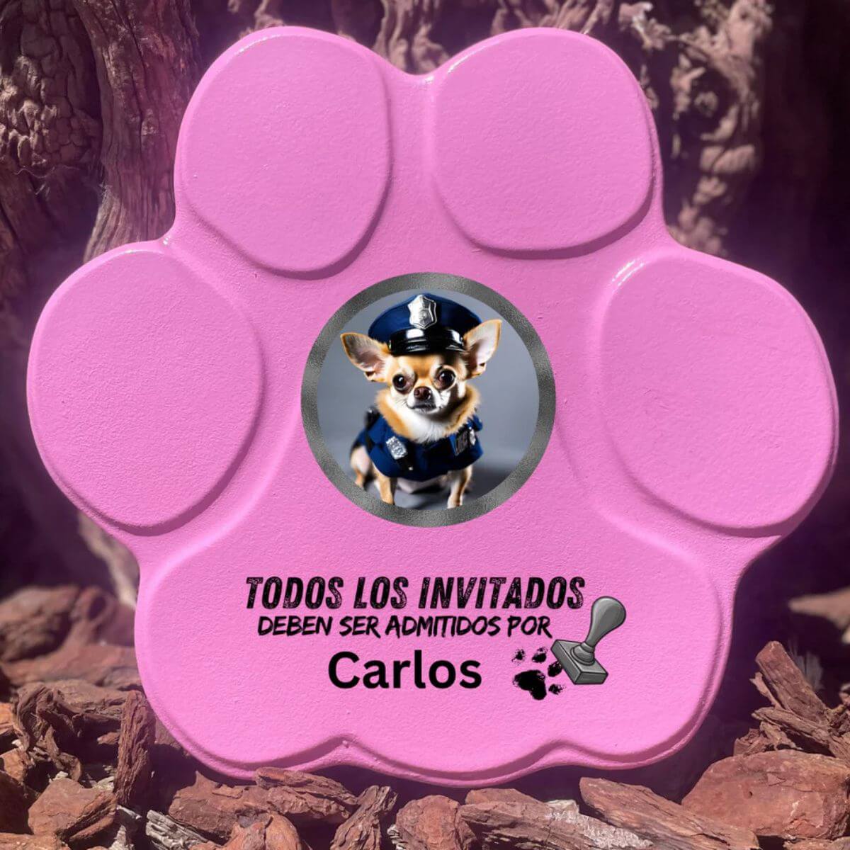Placa divertida con frase “Todos los invitados deben ser admitidos por...”, tamaño grande, color rosa, sin soporte