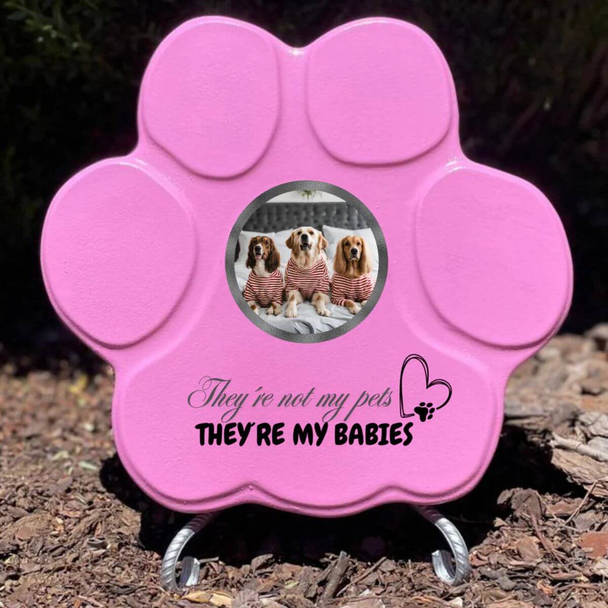 Placa personalizada para mascota grande rosa con foto y frase “They’re not my pets, they’re my babies”, con soporte

