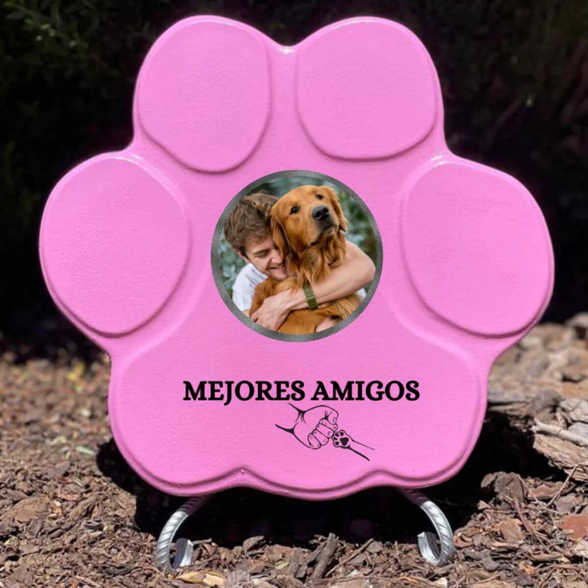 Huella de piedra personalizada grande rosa con soporte, foto de un hombre con su perro y la frase "Mejores Amigos".