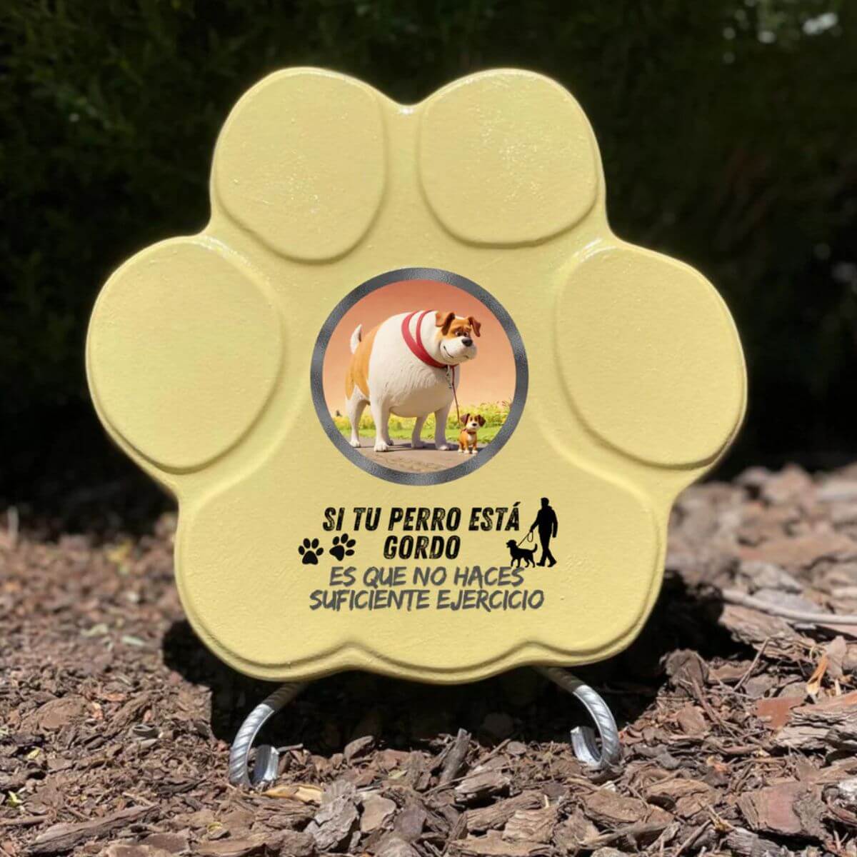 Placa divertida con frase “Si tu perro está gordo”, huella mediana, color amarillo, con soporte
