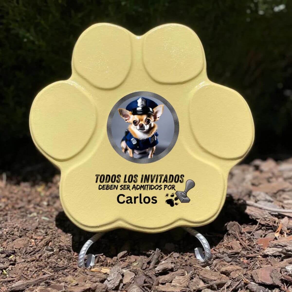 Placa divertida con frase “Todos los invitados deben ser admitidos por...”, tamaño mediano, color amarillo, con soporte