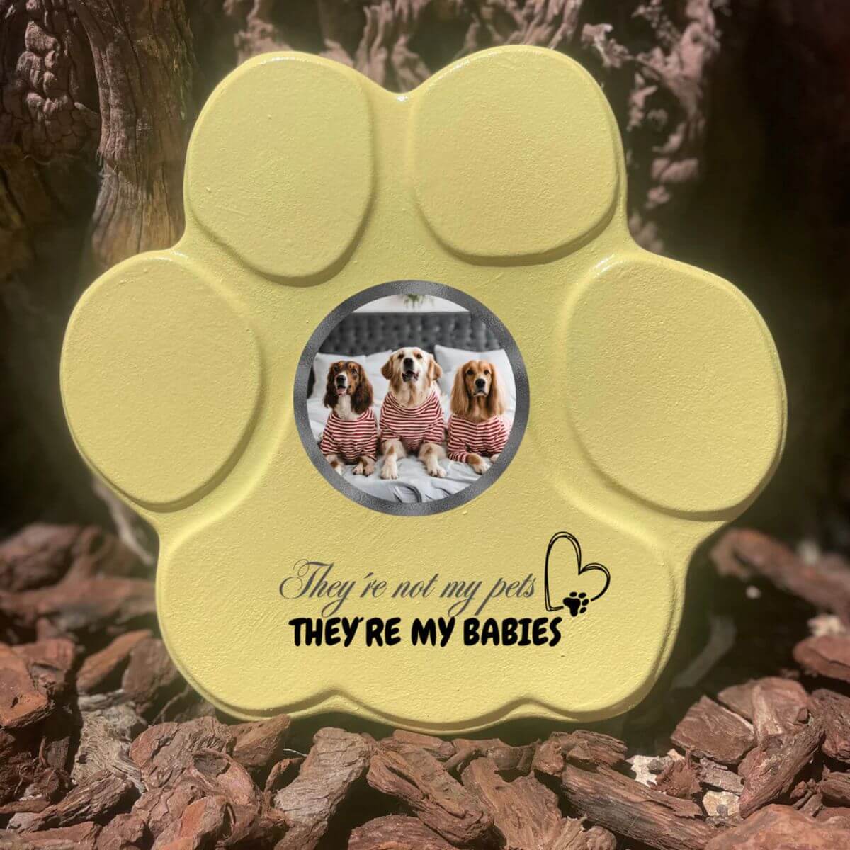 Placa personalizada para mascota mediana amarilla con foto y frase “They’re not my pets, they’re my babies”, sin soporte

