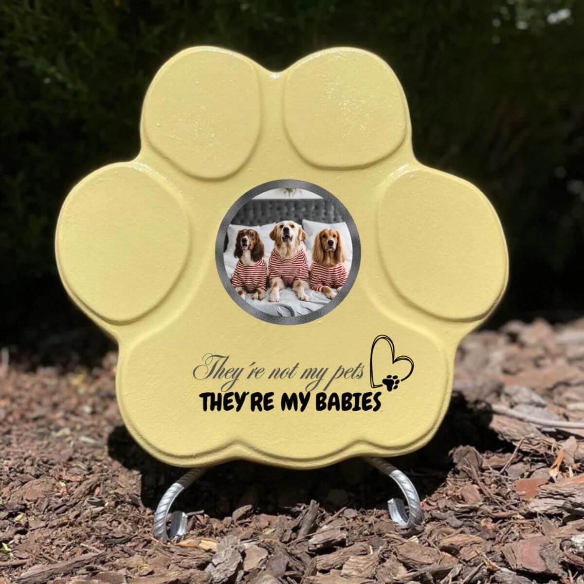 Placa personalizada para mascota mediana amarilla con foto y frase “They’re not my pets, they’re my babies”, con soporte

