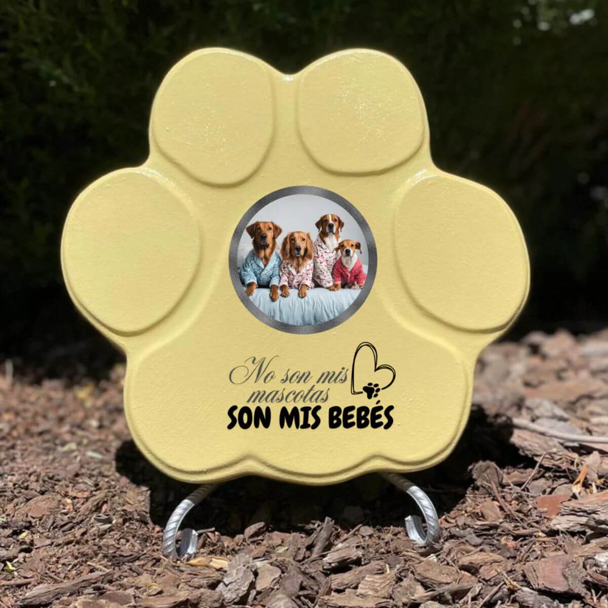 Placa personalizada para mascota mediana amarilla con foto y frase “Son Mis Bebés”, con soporte