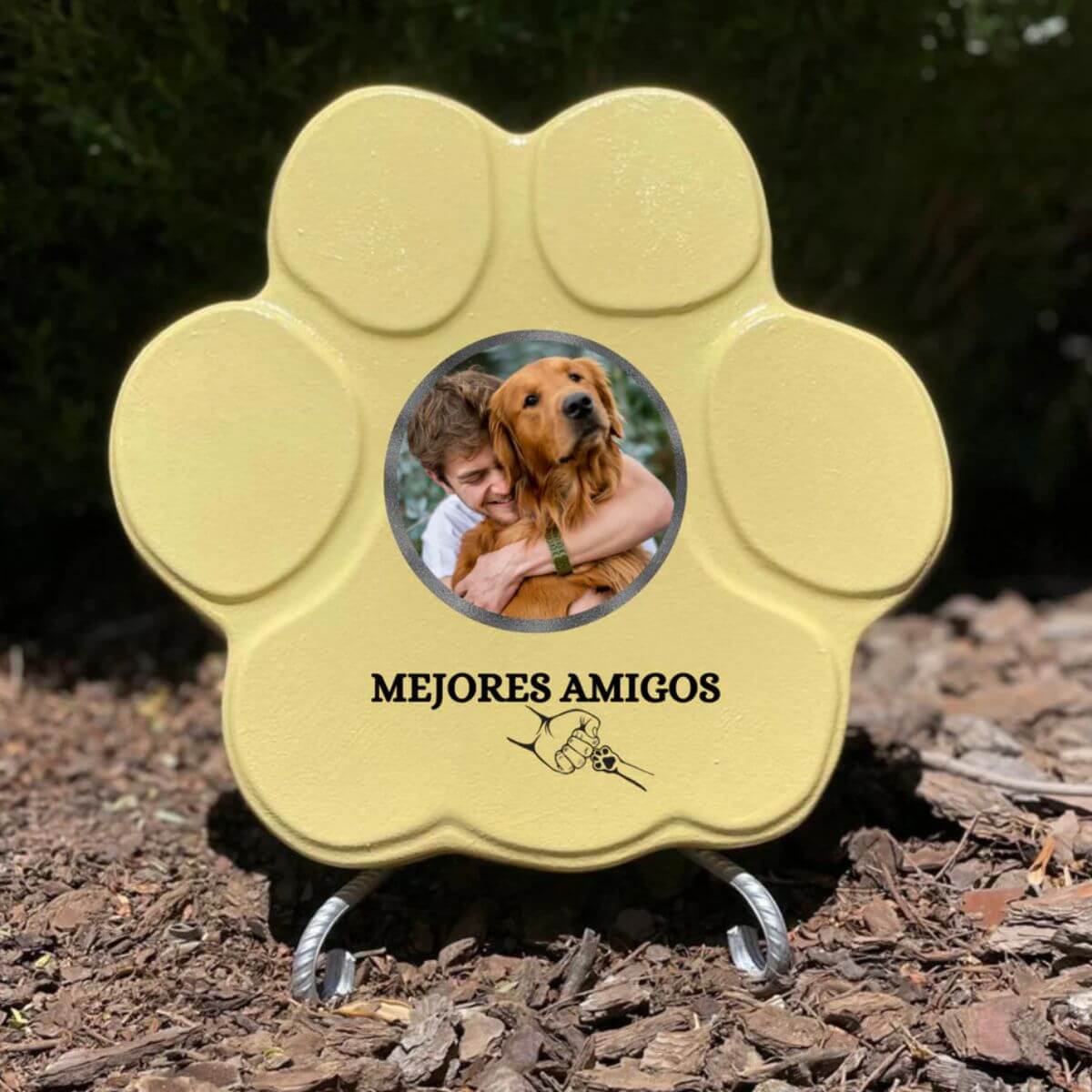 Huella de piedra personalizada mediano amarillo con soporte, foto de un hombre con su perro y la frase "Mejores Amigos".