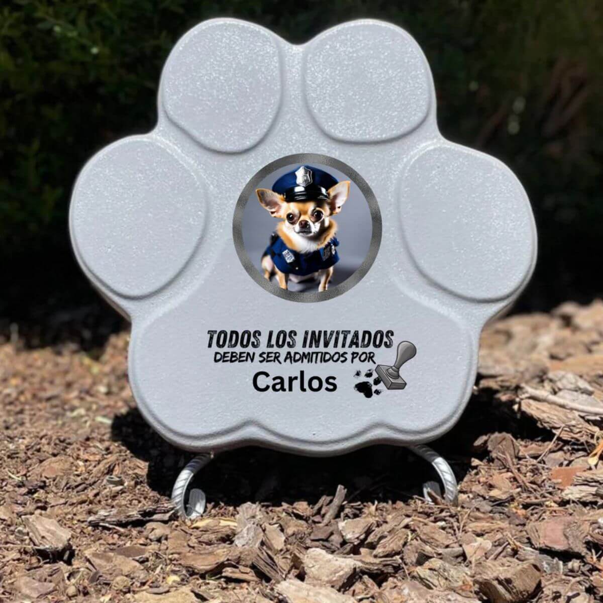 Placa divertida con frase “Todos los invitados deben ser admitidos por...”, tamaño mediano, color gris, con soporte

