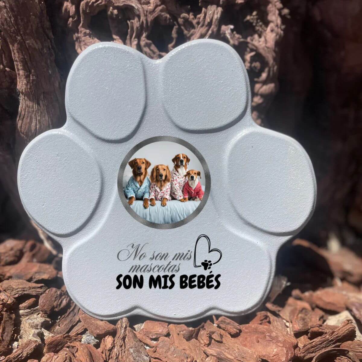 Placa personalizada para mascota mediana gris con foto y frase “Son Mis Bebés”, sin soporte