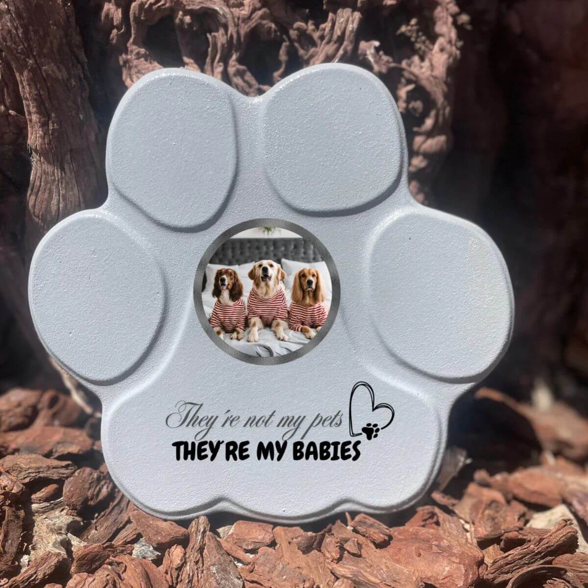 Placa personalizada para mascota mediana gris con foto y frase “They’re not my pets, they’re my babies”, sin soporte