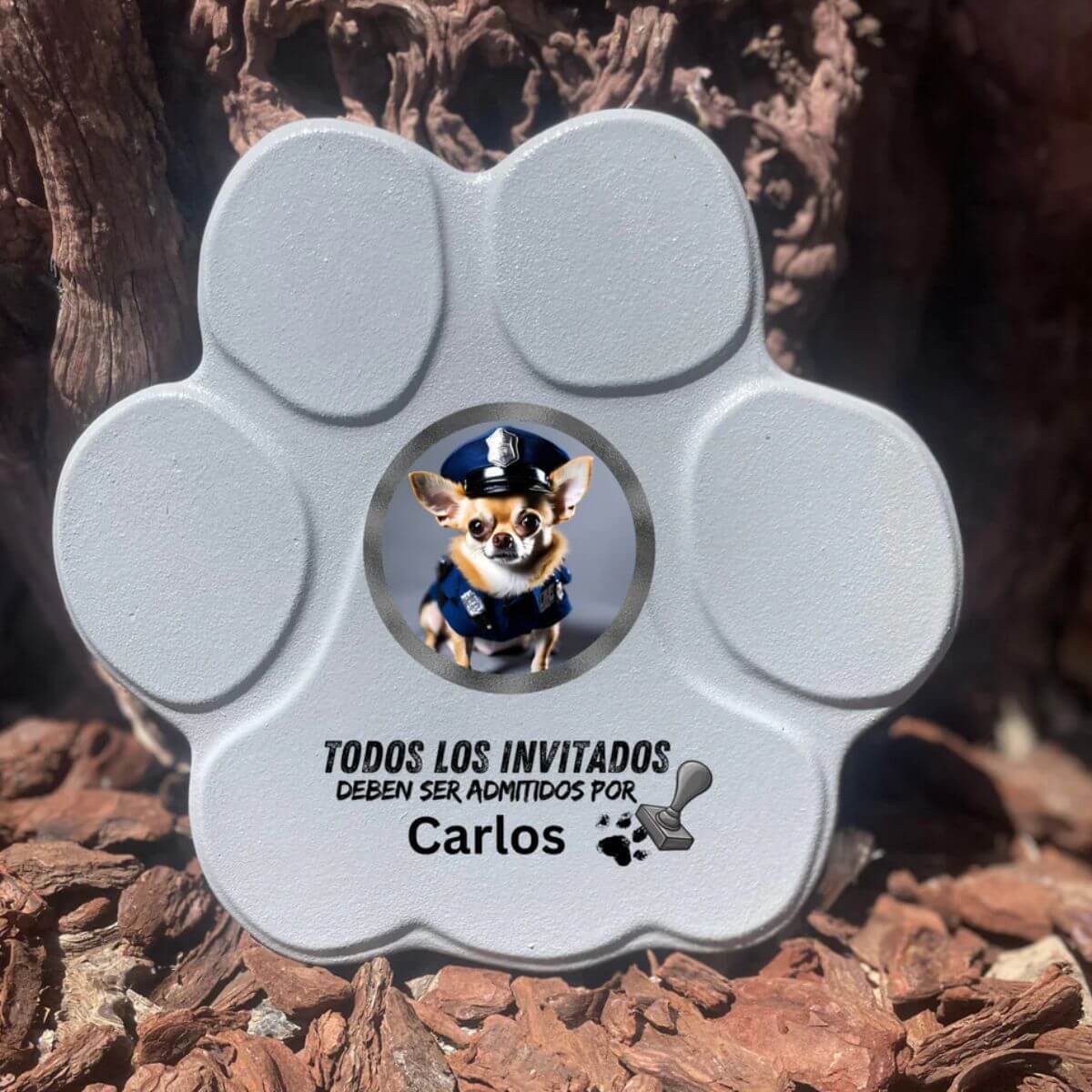 Placa divertida con frase “Todos los invitados deben ser admitidos por...”, tamaño mediano, color gris, sin soporte