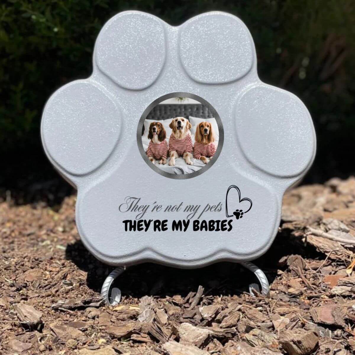 Placa personalizada para mascota mediana gris con foto y frase “They’re not my pets, they’re my babies”, con soporte