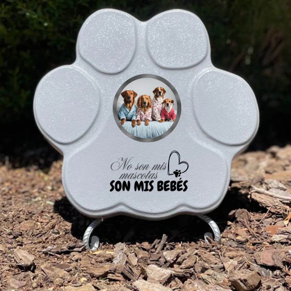 Placa personalizada para mascota mediana gris con foto y frase “Son Mis Bebés”, con soporte