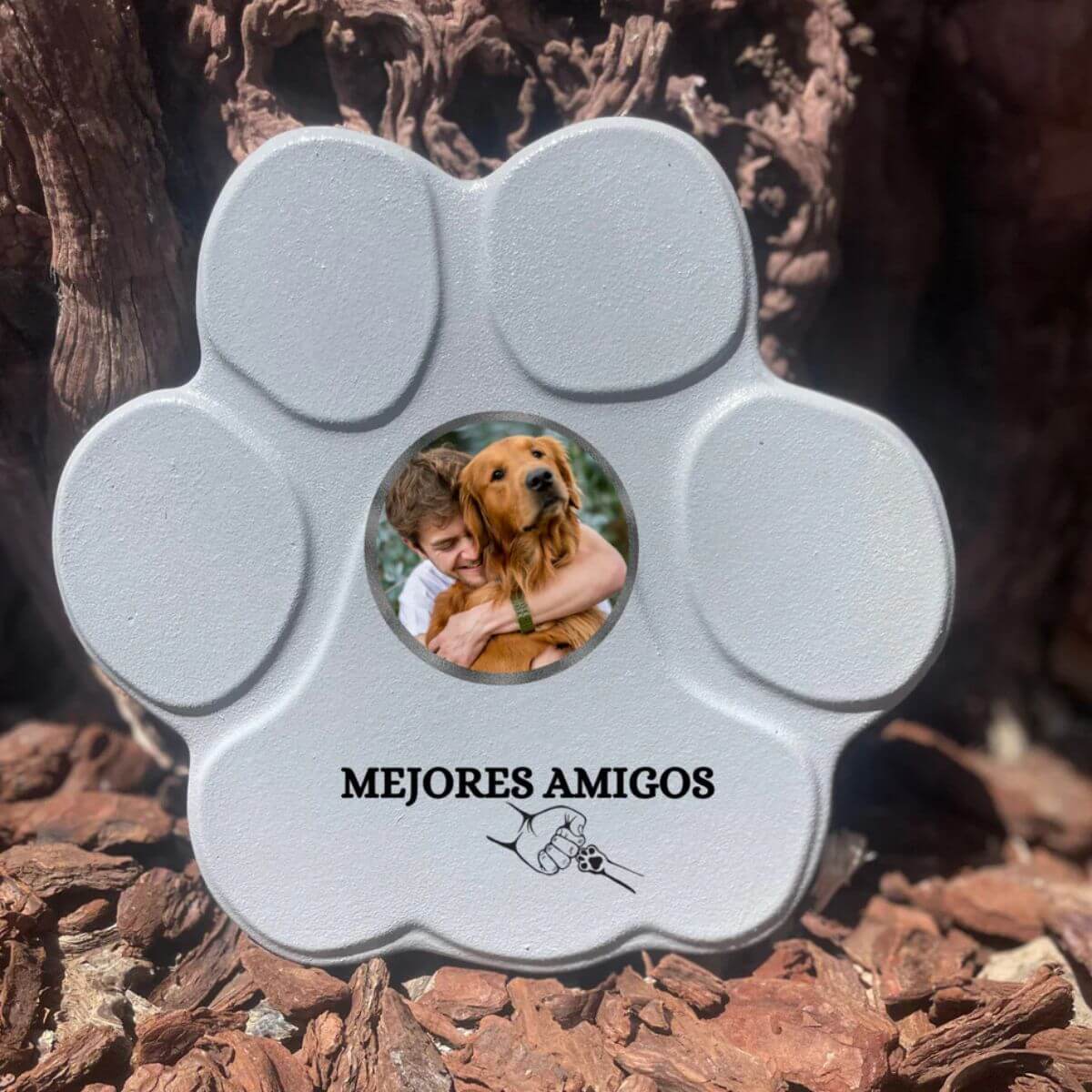 Huella de piedra personalizada mediano gris sin soporte, foto de un hombre con su perro y la frase "Mejores Amigos".