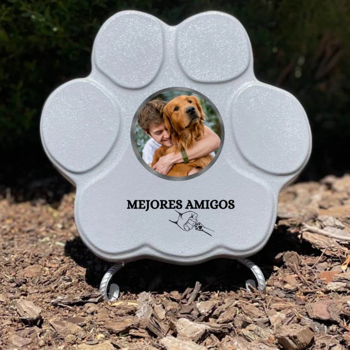 Huella de piedra personalizada mediano gris con soporte, foto de un hombre con su perro y la frase "Mejores Amigos".
