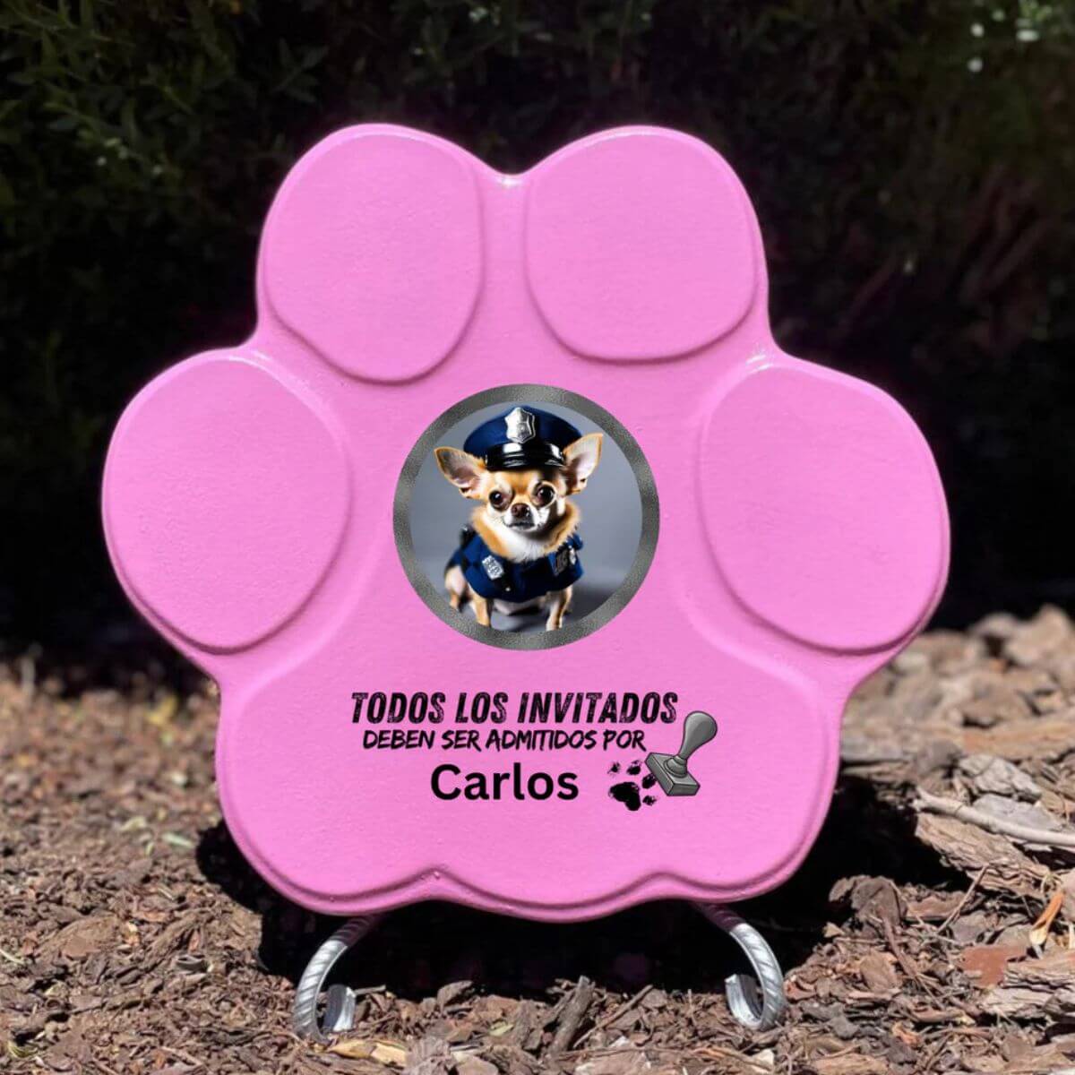 Placa divertida con frase “Todos los invitados deben ser admitidos por...”, tamaño mediano, color rosa, con soporte